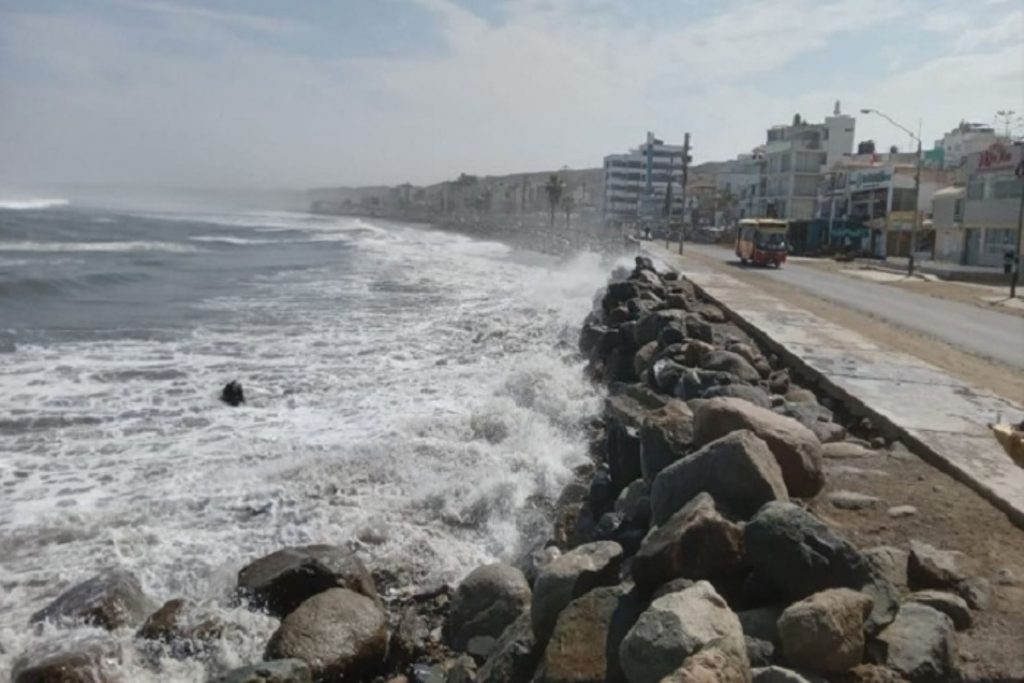 Balneario de Huanchaco es afectado por oleajes anómalos