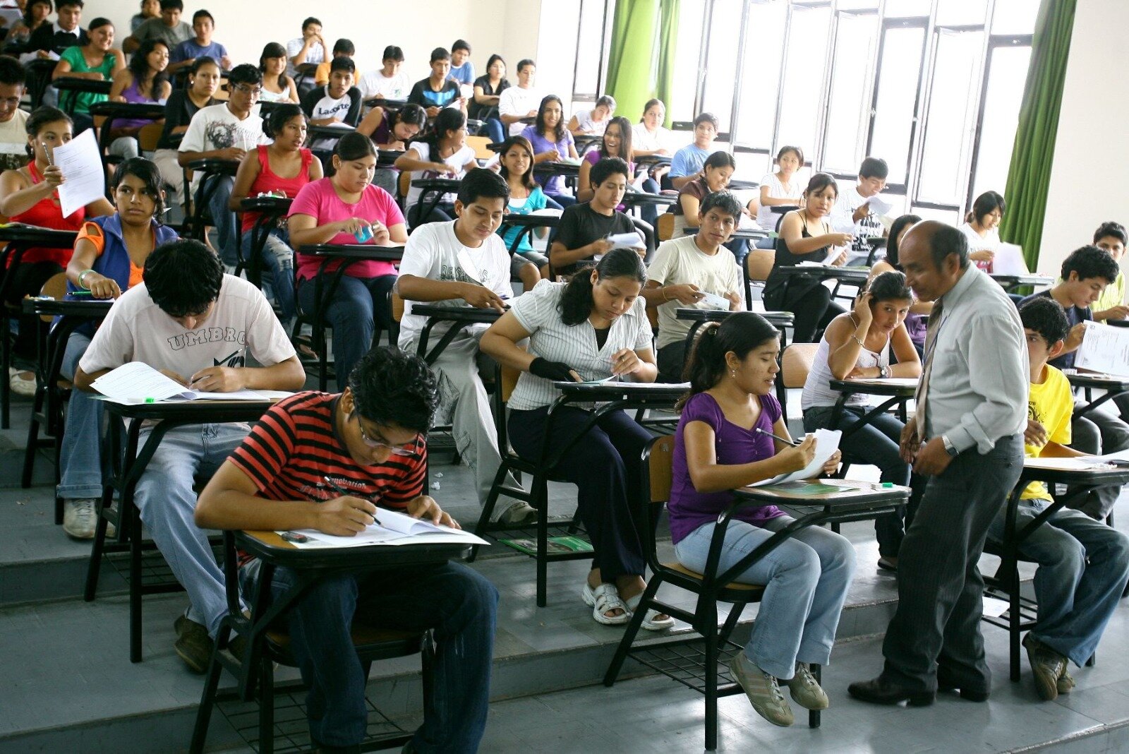 Hasta el 60% de los estudiantes cambia de carrera profesional - Diario ...