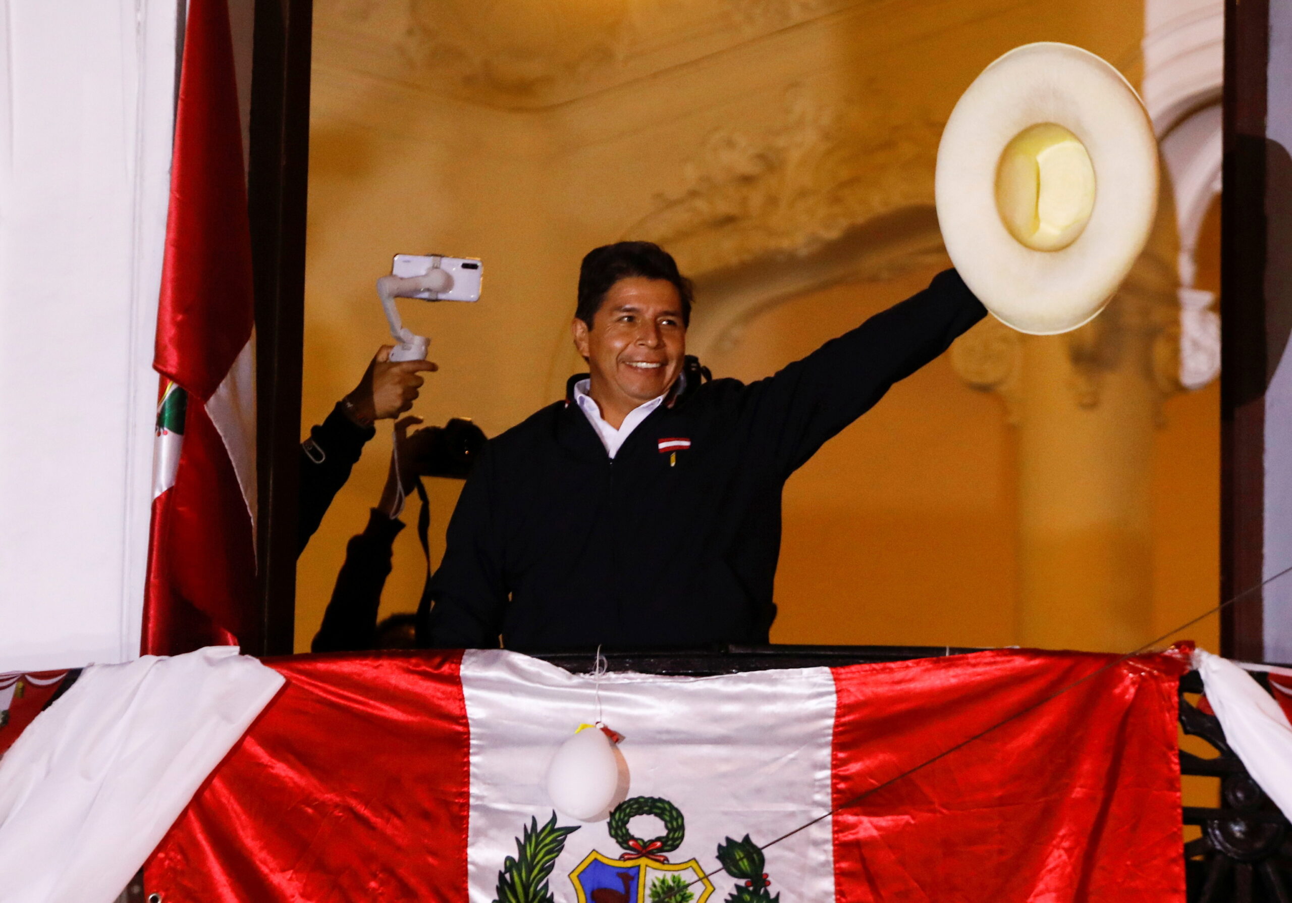 Pedro Castillo inscribió su candidatura para las elecciones 2026 ...