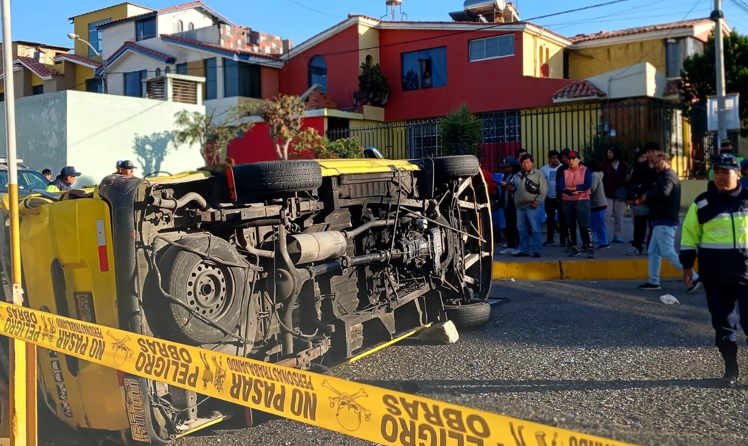 Choque entre cúster y combi en Cayma deja 12 heridos